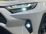 【LEDヘッドライト】悪天候や夜間走行時も良好な視界を確保し安心して運転できる高輝度LEDヘッドライトを装備!点灯速度が早く、消費電力も抑えられています。