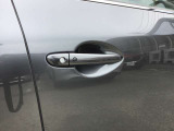 スマートキーを所持している状態でロックボタンを押すと、車両すべてのドアの解錠や施錠を行うことが出来ます。