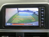 車両後方の映像を映すバックモニター。進路を確認しながら安全に車庫入れできます。