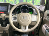 インテリアに合わせたデザインのステアリングは、運転される方のことも考え、運転しやすい形状、大きさです。是非一度、実際に触ってお確かめください。