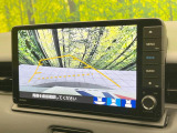 【バックカメラ】駐車時に後方がリアルタイム映像で確認できます。大型商業施設や立体駐車場での駐車時や、夜間のバック時に大活躍!運転スキルに関わらず、今や必須となった装備のひとつです!