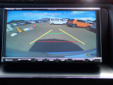 バックカメラ装備しております。駐車時に大変役に立ちますよ。駐車が苦手な方にも便利機能です。