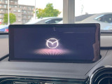 【8.8インチマツダコネクト】車内の雰囲気にマッチした大型のディスプレイ。スマホ接続でのナビ使用やBluetooth再生等、様々な機能が楽しめます。直感的なダイヤル操作が可能で、使い勝手も良好です。