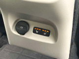フロントシートに加えリアシートにもヒーターを装備して寒い冬でも快適に過ごせます。