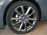 18インチ純正アルミホイールを装備。タイヤサイズは215/45R18となります。