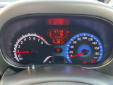 視認性の高いメーターで運転情報を的確に把握できます