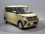 【右前斜め】視界が広く車両感覚が掴みやすい運転席です。フロントガラスが大きく見晴らしが良いので、ゆとりを持って運転に集中できます。
