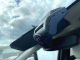 ディーラーオプションの駐車監視機能付きボルボ純正ドライブレコーダーを装着しています。