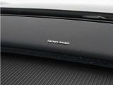 【harman/kardon】5つのスピーカーを内蔵したサウンドバーにより、ドライバーを包み込む音場を実現しました。また、洗練されたミニマルデザインは、キャビンをスタイリッシュに彩ります。