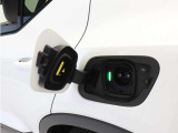 急速充電器は、外出先の公共の充電ステーションでご利用いただけます。CHAdeMOに対応し、短時間で急速充電!150kWの急速充電器を使用した場合、充電率10%から80%まで、約32分で充電できます。