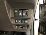 【両側電動スライドドア】リモコンや運転席のスイッチ操作のほか、ドアハンドルを少し引くだけでリアドアが自動開閉します♪