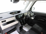 ダイハツのお店では、ダイハツ車を知り尽くしたプロフェッショナルが、専用の診断機器を使って各システムを点検しております。