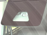 【スマートアシスト】走行中に前方の車両等を認識し、衝突しそうな時は警報とブレーキで衝突回避と被害軽減をアシスト。より安全にドライブをお楽しみいただけます。