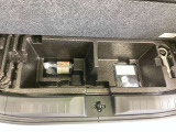 たっぷり20Lの荷室床下収納を用意しております。