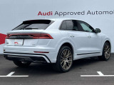 Audiのリヤディフューザーは、車両の後方での空気の流れを整え、乱流を減少させることで、走行安定性を向上させます。またスポーティで洗練された外観を提供し、全体のスタイルに一体感を持たせます。