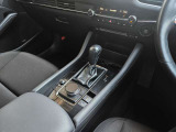 【オートブレーキホールド】停車中にブレーキペダルから足を放しても、ブレーキを自動的に制御して、車両の停車状態を保持する機能です。信号待ちなどの停車時に運転者の負担を軽減します。