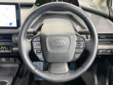 インテリアに合わせたデザインのステアリングは、運転される方のことも考え、運転しやすい形状、大きさです。是非一度、実際に触ってお確かめください。