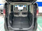 ご覧のとおり、リアシ-トを倒せば荷室は広くなります。 ちょっとした荷物なら積めちゃいそうなスペ-スです。