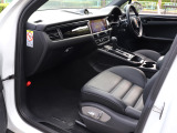Macan Tは、ポルシェ特有のパフォーマンス、特別なデザイン機能、充実した標準装備でも人々を魅了します。