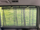 【ロールシェード】日差しや車外からの光が眩しいときにサッと引き出して使える、ロール格納タイプのサンシェードを装備。後席に乗ったお子様がウトウトしだした時など、ぜひご活用ください♪