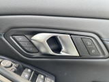 【メモリー機能付きパワーシート】運転手が代わってもボタン一つで設定ポジションに。常にご自身のドライブ設定が整います。