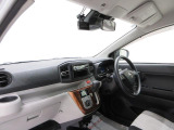 ダイハツのお店では、ダイハツ車を知り尽くしたプロフェッショナルが、専用の診断機器を使って各システムを点検しております。