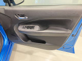 【運転席ドア】ボトルホルダーや収納ポケットが付いているので運転席周りもスッキリ保てます★
