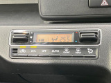 【オートエアコン】一度お好みの温度に設定すれば、車内の温度を検知し風量や温度を自動で調整。暑い&hellip;寒い&hellip;と何度もスイッチ操作をする必要はありません。快適な車内空間には必須の機能ですね♪