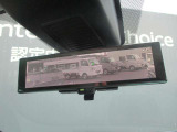 スマートルーミラー装備車両後方のカメラ映像をミラ-面に映し出すので、車内の状況や、天候などに影響されにくく、よりクリアな後方視界が得られます。