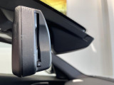 自動防眩機能を備えたルームミラー。ETC車載器を搭載しておりスタイリッシュかつ機能性を兼ね備えております。