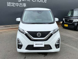 フロントガラスの上部には衝突軽減ブレーキの装置も付いており、より安全に運転を楽しんでいただくことができます。