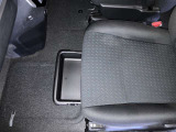 助手席の下には便利なアンダートレーがありますよ!