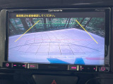 【バックカメラ】駐車時に後方がリアルタイム映像で確認できます。大型商業施設や立体駐車場での駐車時や、夜間のバック時に大活躍!運転スキルに関わらず、今や必須となった装備のひとつです!