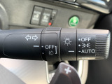 ■オートライト■車外の明るさに応じて、自動的にライトの点灯・消灯をしてくれます。トンネルが続くような道でも、いちいちライトスイッチを操作する必要がありません。消し忘れの心配もありません。