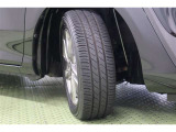 タイヤサイズ 185/60R15。スタイリッシュなデザインの純正アルミホイールを装着しています。