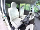 運転席シート廻りは使用感も少なく、良好な状態となっています。前オーナー様が丁寧に使っていたことがよくわかりますね。