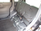 ◆チップアップ&ダイブダウン機構付【ULTR SEAT】は後席座面を左右分割で跳ね上げることができます。トランクで積載できない背の高い荷物をラクラク収納できます。ホンダ車ならではの人気装備です。
