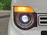【LEDヘッドライト】悪天候や夜間走行時も良好な視界を確保し安心して運転できる高輝度LEDヘッドライトを装備!点灯速度が早く、消費電力も抑えられています。