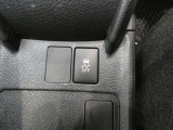 トラクションコントロール装備です。すべりやすい路面での発進時や加速時にタイヤの空転を抑え、駆動力確保に貢献する機能です。詳細は販売店スタッフまでおたずねください。