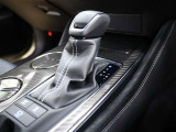 CVT(無段変速)のオートマチックです。フロアシフトがとても使い易いです。また高燃費に貢献するのもこのオートマチックです(*^_^*)