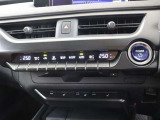 ☆オートエアコンです♪一度お好みの温度に設定すれば、車内の温度を検知し風量や温度を自動で調整してくれる優れもの!暑い&hellip;寒い&hellip;と何度もスイッチ操作をする必要はありませんね♪