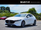 中古車専門再生工場にて熟練専任スタッフが丁寧に清掃、仕上げを実施しております。また、お客様に安心してご検討いただける様、公取協が定める基準に基づき車両検査を実施し、車両状態評価証を発行しております。