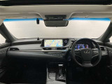 運転のしやすさと心地良さを感じる、シンプルで上質なデザインの室内空間です。