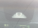 【ホンダセンシング】走行中に前方の車両等を認識し、衝突しそうな時は警報とブレーキで衝突回避と被害軽減をアシスト。より安全にドライブをお楽しみいただけます。