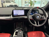 コックピットは、BMWらしくセンター・コンソールがドライバーに向けて傾けられた設計になっています。