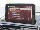 こちらのお車には先進安全装備が多数搭載されています。衝突被害を回避あるいは軽減するためのブレーキや、後方死角からの接近警報、車線逸脱を防止する警報装置など、詳しくはスタッフまでお尋ねください。