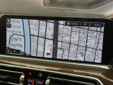 【純正ナビゲーション】BMWのナビゲーションは操作性も良く、詳細な地図情報と交通状況を見やすく表示し、快適なドライビングをサポートしながら目的地までナビゲートします。