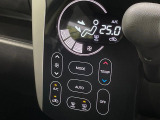 【オートエアコン】一度お好みの温度に設定すれば、車内の温度を検知し風量や温度を自動で調整。暑い&hellip;寒い&hellip;と何度もスイッチ操作をする必要はありません。快適な車内空間には必須の機能ですね♪