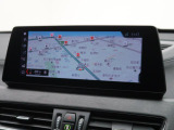 【純正ナビゲーション】BMWのナビゲーションは操作性も良く、詳細な地図情報と交通状況を見やすく表示し、快適なドライビングをサポートしながら目的地までナビゲートします。