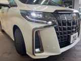 【シーケンシャルターンランプ付きLEDヘッドライト】人気の『流れるウィンカー』付きのLEDヘッドライトを装備♪高級感はもちろん、点灯時は存在感たっぷりで他車からも認識されやすく安心です。
